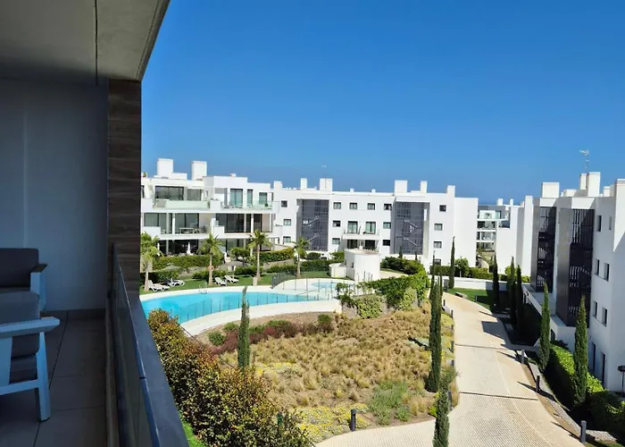 Happy Travel Daphne Higueron *